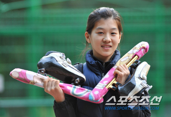 
	���������� 2010.10.14. 

�θ����� ������ 14�� ��ƮƮ��������ǥ �ֿ��ҷ� ���ߵ� �� ��� ǥ���� ���� �ִ�.  ������ �¸���ƮƮ�������忡�� ���� 2010/2011 ��ƮƮ�� ������ǥ������ 3�� Ÿ�ӷ��̽����� �������ߵƴ�.

�¸�=������ ���� young@sportschosun.com


