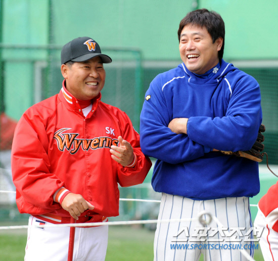 
	���ƿ� ������ �߽ɿ� ���� �������� 15�� ��õ ���б��忡 ��Ÿ����. �ѱ��ø��� 1������ ���߼����� ����� ������ �������� ����� ��忡�� SK �̸��� ��ġ�� �̾߱⸦ ������ �ִ�.

��õ=������ ����

rainmaker@sportschosun.com


