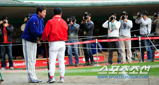 
	2010,10,15

KS1 ���� SK-�Ｚ

15�� SK�� �Ｚ�� �ѱ��ø��� 1������ ��õ ���б��忡�� ���ȴ�.

��� �� �Ｚ �������� SK �̸�����ġ�� �ݰ��� ���� �̾߱� ���� �ǿ�� �ִ�.

���� �������ڵ��� �� ����� ������ �����ϴ��� �ٻڴ�.

��õ=������ ���� basser@sportschosun.com


