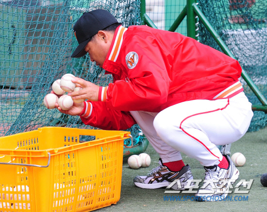 
	2010,10,15

KS1 ���� SK-�Ｚ

15�� SK�� �Ｚ�� �ѱ��ø��� 1������ ��õ ���б��忡�� ���ȴ�.

SK �̸��� ��ġ�� �������� �Ʒ��� ���� ���� ���� �ֿ� ������ �ִ�.

��õ=������ ���� basser@sportschosun.com


