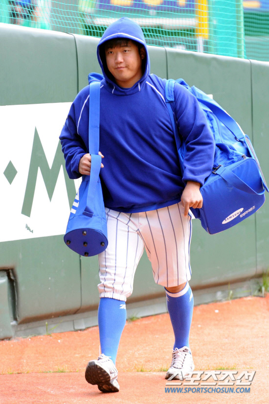 
	15�� �ѱ��ø��� 1������ ������ ��õ ���� ���忡 �Ｚ �ڼ����� �ĵ�Ƽ�� �԰� ��Ÿ����. �ڼ����� '������ �ҽ��� ����'�� �β��� ���� ���� ������ ���� �ߴ�.

��õ=������ ����rainmaker@sportschosun.com


