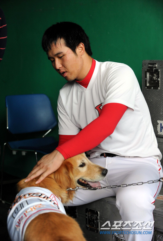 
	�ѱ��ø��� 1������ ������ 15�� ��õ ���а���忡�� ����� �Ʒ��� ��ģ SK ������ �� �ֿϰ� '�̸�'�� ��ſ� �ð��� ������ �ִ�.

��õ=������ ����rainmaker@sportschosun.com


