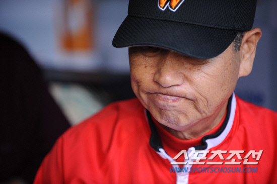 
	2010.10.15/

15�� ��õ���� ������ ���ξ߱� �ѱ��ø��� 1���� �Ｚ-SK ���, ��� �� SK �輺�� ������ ���ƿ����� ���ڵ��� ������ ���ϰ� �ִ�.

����=������ ���� songs@sportschosun.com


