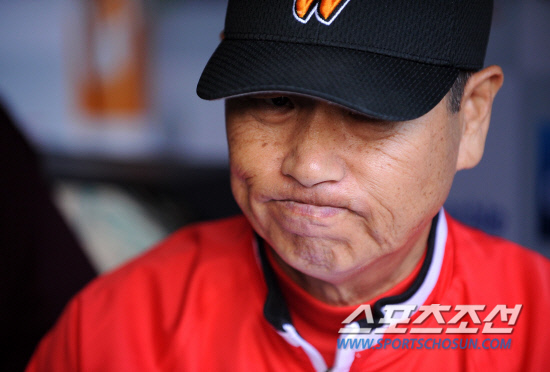 
	2010.10.15/

15�� ��õ���� ������ ���ξ߱� �ѱ��ø��� 1���� �Ｚ-SK ���, ��� �� SK �輺�� ������ ���ƿ����� ���ڵ��� ������ ���ϰ� �ִ�.

����=������ ���� songs@sportschosun.com


