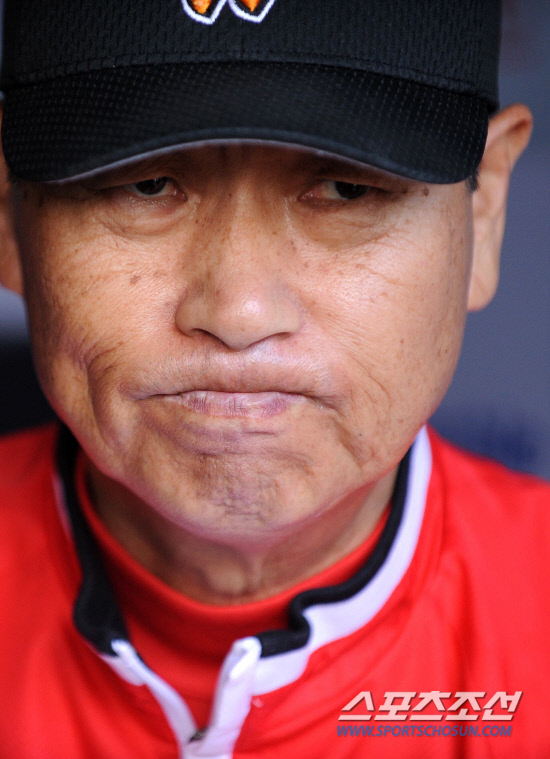 
	2010.10.15/

15�� ��õ���� ������ ���ξ߱� �ѱ��ø��� 1���� �Ｚ-SK ���, ��� �� SK �輺�� ������ ���ƿ����� ���ڵ��� ������ ���ϰ� �ִ�.

����=������ ���� songs@sportschosun.com


