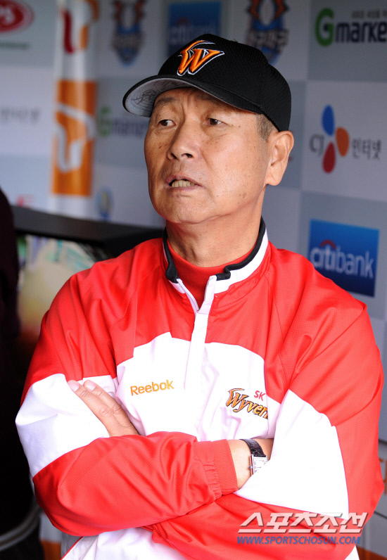 
	2010.10.15/

15�� ��õ���� ������ ���ξ߱� �ѱ��ø��� 1���� �Ｚ-SK ���, ��� �� SK �輺�� ������ ���ƿ����� ���ڵ��� ������ ���ϰ� �ִ�.

����=������ ���� songs@sportschosun.com


