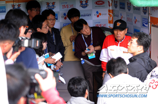 
	2010.10.15/

15�� ��õ���� ������ ���ξ߱� �ѱ��ø��� 1���� �Ｚ-SK ���, ��� �� SK �輺�� ������ ���ƿ����� ���ڵ��� ������ ���ϰ� �ִ�.

����=������ ���� songs@sportschosun.com


