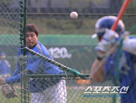 
	2010.10.15/

15�� ��õ���� ������ ���ξ߱� �ѱ��ø��� 1���� �Ｚ-SK ���, ��� �� �������� �Ĺ���� ���� ���ú��� �����ְ� �ִ�.

����=������ ���� songs@sportschosun.com


