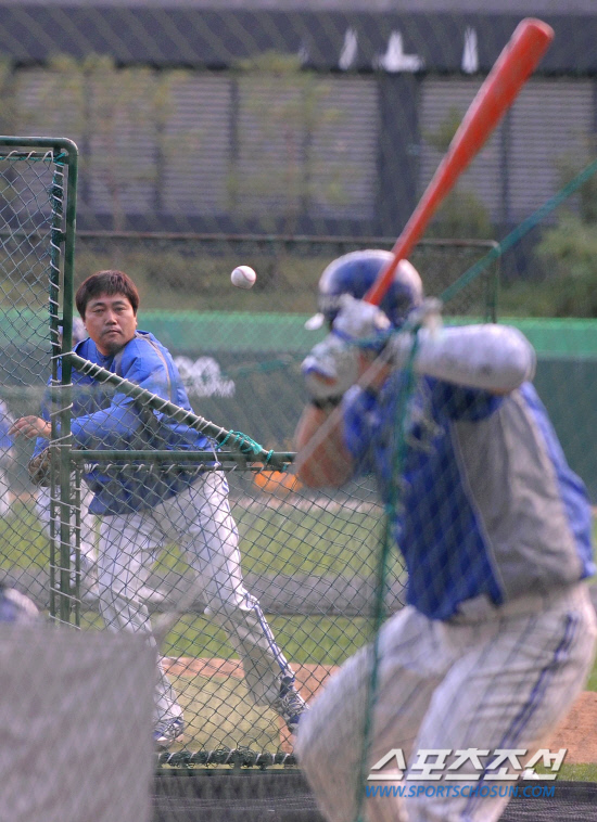 
	2010.10.15/

15�� ��õ���� ������ ���ξ߱� �ѱ��ø��� 1���� �Ｚ-SK ���, ��� �� �������� �Ĺ���� ���� ���ú��� �����ְ� �ִ�.

����=������ ���� songs@sportschosun.com


