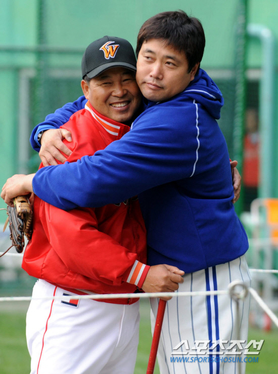 
	���ƿ� ������ �߽ɿ� ���� �������� 15�� ��õ ���б��忡 ��Ÿ����. �ѱ��ø��� 1������ ���߼����� ����� ������ �������� ����� ��忡�� SK �̸��� ��ġ�� �߰ſ� ������ �ϰ� �ִ�.

��õ=������ ����

rainmaker@sportschosun.com


