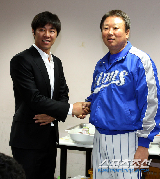 
	2010.10.15/

15�� ��õ���� ������ ���ξ߱� �ѱ��ø��� 1���� �Ｚ-SK ���, ��� �� �Ϻ� ���ξ߱� ������Ʈ���� Ȱ���ϰ� �ִ� ��â���� �Ｚ ������ ������ ã�� �λ縦 �ϰ� �ִ�. ������ ������ �Ǽ��� ������ �ִ� ��â��.

����=������ ���� songs@sportschosun.com


