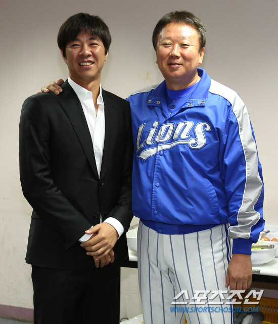 
	2010.10.15/

15�� ��õ���� ������ ���ξ߱� �ѱ��ø��� 1���� �Ｚ-SK ���, ��� �� �Ϻ� ���ξ߱� ������Ʈ���� Ȱ���ϰ� �ִ� ��â���� �Ｚ ������ ������ ã�� �λ縦 �ϰ� �ִ�. ������ ������ ��� ��� ���ϰ� �ִ� ��â��.

����=������ ���� songs@sportschosun.com


