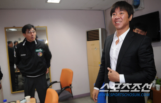 
	2010,10,15

KS1 ���� SK-�Ｚ

15�� SK�� �Ｚ�� �ѱ��ø��� 1������ ���� ���� �Ϻ� �߱���Ʈ�� ��â���� ��õ ���б����� ã�Ҵ�. ��â���� SK�� �Ｚ, �׸��� ���ǵ��� ã�� �λ縦 �� �� ������ KBO���翡�� �λ縦 �ߴ�.

��õ=������ ���� basser@sportschosun.com


