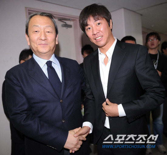 
	2010,10,15

KS1 ���� SK-�Ｚ

15�� SK�� �Ｚ�� �ѱ��ø��� 1������ ���� ���� �Ϻ� �߱���Ʈ�� ��â���� ��õ ���б����� ã�Ҵ�. ��â���� SK�� �Ｚ, �׸��� ���ǵ��� ã�� �λ縦 �� �� ������ KBO���翡�� �λ縦 �ߴ�.

��õ=������ ���� basser@sportschosun.com


