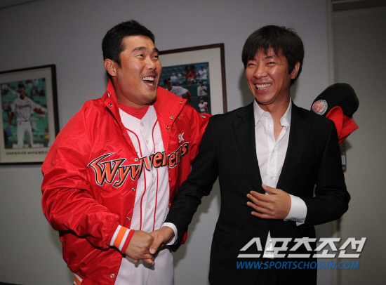 
	2010,10,15

KS1 ���� SK-�Ｚ

15�� SK�� �Ｚ�� �ѱ��ø��� 1������ ���� ���� �Ϻ� �߱���Ʈ�� ��â���� ��õ ���б����� ã�Ҵ�. ��â���� SK�� �Ｚ, �׸��� ���ǵ��� ã�� �λ縦 �� �� ��ȣ���� ���� �ݰ��� �Ǽ��� ������ �ִ�.

��õ=������ ���� basser@sportschosun.com


