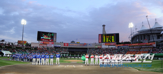 
	2010,10,15

KS1 ���� SK-�Ｚ

15�� SK�� �Ｚ�� �ѱ��ø��� 1������ ��õ ���б��忡�� ��������.

������翡�� �� ���� �������� �׶��忡�� �������� ������.

��õ=������ ���� basser@sportschosun.com


