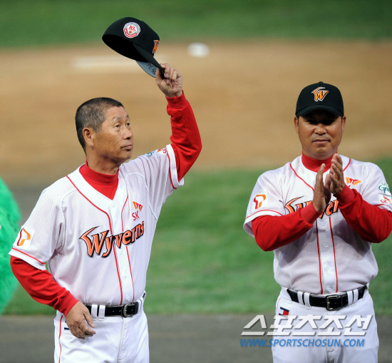 
	15�� ��õ ���б��忡�� ������ �ѱ��ø��� 1������ �ռ� ���� ���� ��翡�� �輺�� ������ ���ڸ� ���� �ҵ鿡�� �λ縦 �ϰ� �ִ�.

��õ=������ ����rainmaker@sportschosun.com


