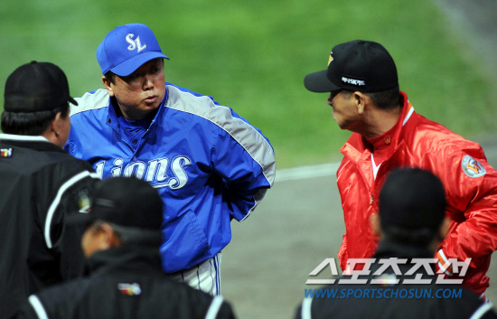 
	15�� ��õ ���б��忡�� ������ �ѱ��ø��� 1������ �ռ� �Ｚ ������ ������ SK �輺�ٰ����� ������(����) �ֽɰ� �׶��� �꿡 ���� �̾߱⸦ ������ �ִ�.

��õ=������ ����rainmaker@sportschosun.com


