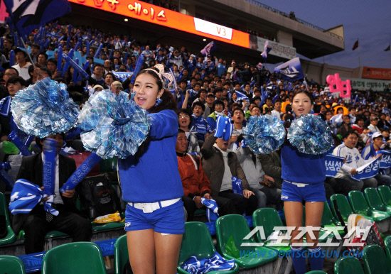 
	2010.10.15/

15�� ��õ���� ������ ���ξ߱� �ѱ��ø��� 1���� �Ｚ-SK ���, �Ｚ�� �����ϴ� �ҵ��� ���� ������ ��ġ�� �ִ�. 

����=������ ���� songs@sportschosun.com


