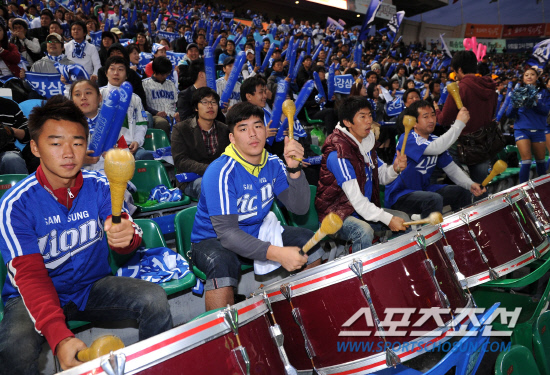 
	2010.10.15/

15�� ��õ���� ������ ���ξ߱� �ѱ��ø��� 1���� �Ｚ-SK ���, �Ｚ�� �����ϴ� �ҵ��� ���� ������ ��ġ�� �ִ�. 

����=������ ���� songs@sportschosun.com


