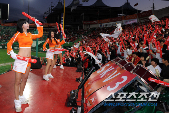 
	2010.10.15/

15�� ��õ���� ������ ���ξ߱� �ѱ��ø��� 1���� �Ｚ-SK ���, SK�� �����ϴ� �ҵ��� ���� ������ ��ġ�� �ִ�. 

����=������ ���� songs@sportschosun.com


