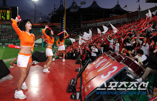 
	2010.10.15/

15�� ��õ���� ������ ���ξ߱� �ѱ��ø��� 1���� �Ｚ-SK ���, SK�� �����ϴ� �ҵ��� ���� ������ ��ġ�� �ִ�. 

����=������ ���� songs@sportschosun.com


