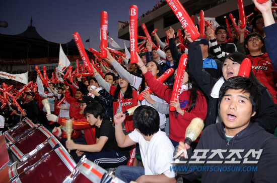 
	2010.10.15/

15�� ��õ���� ������ ���ξ߱� �ѱ��ø��� 1���� �Ｚ-SK ���, SK�� �����ϴ� �ҵ��� ���� ������ ��ġ�� �ִ�. 

����=������ ���� songs@sportschosun.com


