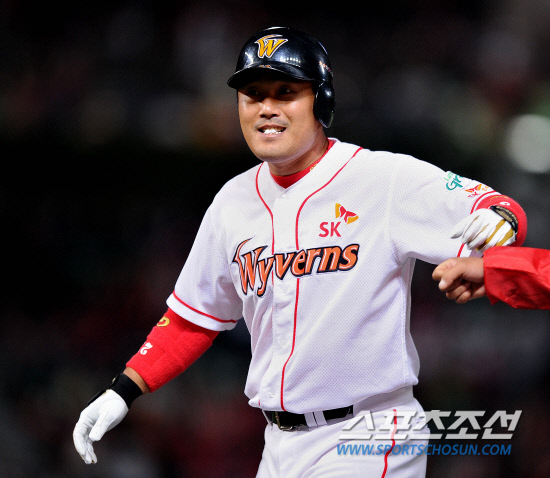 
	2010,10,15

KS1 ���� SK-�Ｚ

15�� SK�� �Ｚ�� �ѱ��ø��� 1������ ��õ ���б��忡�� ��������.

1ȸ�� 1�� 1,3�翡�� SK ��ȣ���� 1Ÿ�� ����Ÿ�� ġ�� 1�翡�� �����ϰ� �ִ�.

��õ=������ ���� basser@sportschosun.com


