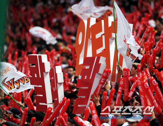 
	15�� ��õ ���б��忡�� ���� SK�� �Ｚ�� �ѱ��ø��� 1�������� SK �ҵ��� ������ ������ �ϰ� �ִ�.

��õ=������ ����rainmaker@sportschosun.com


