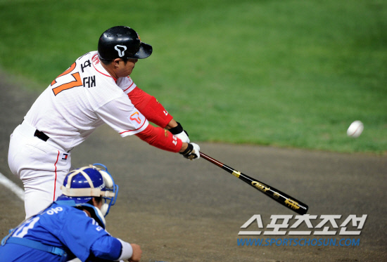 
	15�� ��õ ���б��忡�� ���� SK�� �Ｚ�� �ѱ��ø��� 1���� SK 1ȸ�� 1�� 1,3�� �������� ��ȣ���� ������ ����� 1Ÿ�� ���� ��Ÿ�� ġ�� �ִ�.

��õ=������ ����rainmaker@sportschosun.com


