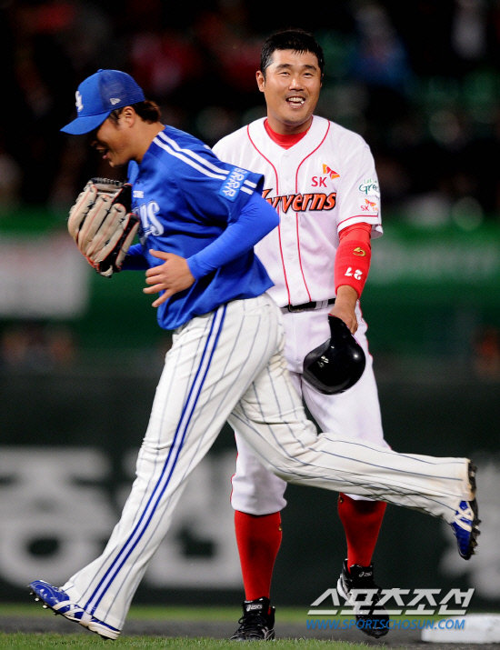 
	2010,10,15

KS1 ���� SK-�Ｚ

15�� ��õ ���б��忡�� ������ SK�� �Ｚ�� �ѱ��ø��� 1�������� SK ��ȣ���� ����Ÿ���� �÷ȴ�. 1ȸ�� 1�� 1,3�翡�� 1Ÿ�� ����Ÿ�� ģ ��ȣ���� �̴� ��ü �� ������� �Ｚ �������� �����̸� ������ ġ�� �ִ�.

��õ=������ ���� basser@sportschosun.com


