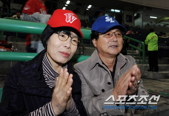 
	15�� ��õ ���б��忡�� ���� SK�� �Ｚ�� �ѱ��ø��� 1������ SK ����ȭ �Ｚ ������ ������ �θ� ������(����),���α� �κΰ� ã�� ��⸦ ���� ���� �ִ�. ���� �ٸ� ���� ���ڸ� ���� �ִ� ����� �̵� �κ��� ������ �� ��Ÿ�� �ش�.

��õ=������ ����rainmaker@sportschosun.com


