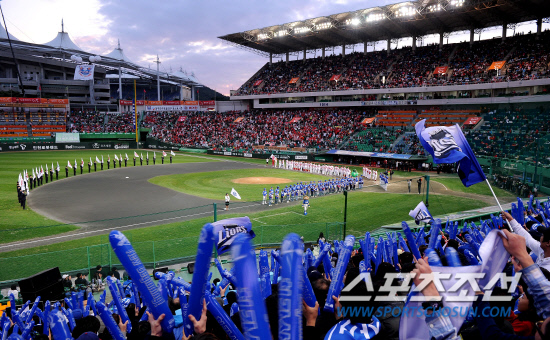 
	2010.10.15/

15�� ��õ���� ������ ���ξ߱� �ѱ��ø��� 1���� �Ｚ-SK ���, 2010 ����� �ѱ��ø�� ���о߱��忡�� ������ �ִ�. 

����=������ ���� songs@sportschosun.com


