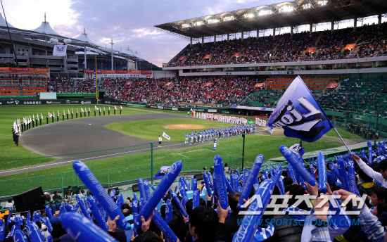 
	2010.10.15/

15�� ��õ���� ������ ���ξ߱� �ѱ��ø��� 1���� �Ｚ-SK ���, 2010 ����� �ѱ��ø�� ���о߱��忡�� ������ �ִ�. 

����=������ ���� songs@sportschosun.com


