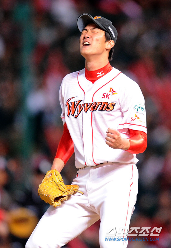 
	2010.10.15/

SK �豤���� 15�� ��õ���� ������ ���ξ߱� �ѱ��ø��� 1���� �Ｚ-SK ��� 3ȸ�� 2�� 2���� ���� ���⿡�� �Ｚ �����̸� �������� ��� ȯȣ�ϰ� �ִ�. 

����=������ ���� songs@sportschosun.com


