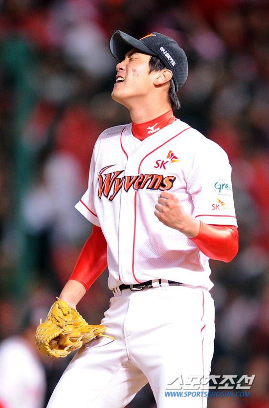 
	2010.10.15/

SK �豤���� 15�� ��õ���� ������ ���ξ߱� �ѱ��ø��� 1���� �Ｚ-SK ��� 3ȸ�� 2�� 2���� ���� ���⿡�� �Ｚ �����̸� �������� ��� ȯȣ�ϰ� �ִ�. 

����=������ ���� songs@sportschosun.com


