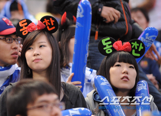 
	2010.10.15/

15�� ��õ���� ������ ���ξ߱� �ѱ��ø��� 1���� �Ｚ-SK ���, �Ｚ �������� �����ϴ� �����ҵ�

����=������ ���� songs@sportschosun.com


