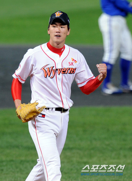 
	15�� ��õ ���б��忡�� ���� SK�� �Ｚ�� �ѱ��ø��� 1���� SK ���� �豤���� 3ȸ �Ｚ �����̸� �������� ��� �����ϰ� �ִ�.

��õ=������ ����rainmaker@sportschosun.com


