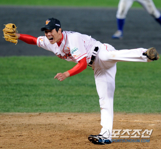 
	15�� ��õ ���б��忡�� ���� SK�� �Ｚ�� �ѱ��ø��� 1���� SK ���� �豤���� 3ȸ �Ｚ �����̸� �������� ��� �����ϰ� �ִ�.

��õ=������ ����rainmaker@sportschosun.com


