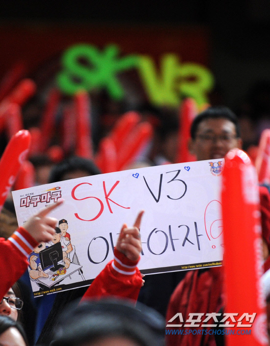 
	2010.10.15/

15�� ��õ���� ������ ���ξ߱� �ѱ��ø��� 1���� �Ｚ-SK ���, SK�� �����ϴ� �ҵ��� 'V3'�� ��� SK�� ����° ����� ����ϰ� �ִ�.

����=������ ���� songs@sportschosun.com


