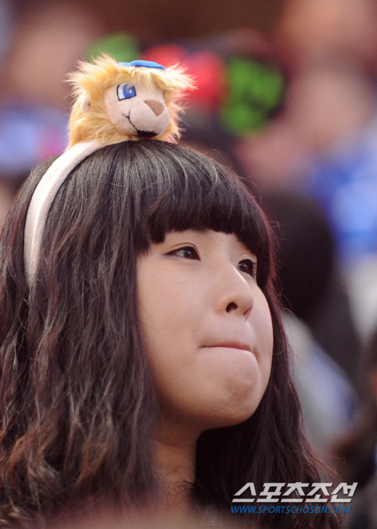 
	2010.10.15/

15�� ��õ���� ������ ���ξ߱� �ѱ��ø��� 1���� �Ｚ-SK ���, �Ｚ�� �����ϴ� ������  �Ϳ��� ���� �Ӹ���� ������ �ϰ� �ִ�.

����=������ ���� songs@sportschosun.com


