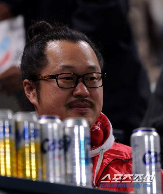 
	15�� ��õ ���б��忡�� ���� SK�� �Ｚ�� �ѱ��ø��� 1������ ���׸� ������� ���Ѻ��� �ִ�. ������� ��õ�� �������� SK�� �������� �˷��� �ִ�.

��õ=������ ����rainmaker@sportschosun.com


