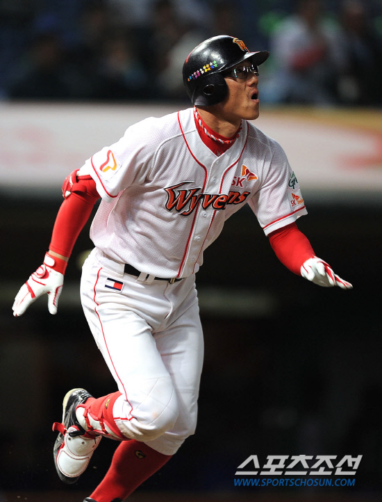 
	2010,10,15

KS1 ���� SK-�Ｚ

15�� ��õ ���б��忡�� ������ SK�� �Ｚ�� �ѱ��ø��� 1�������� SK �������� 3ȸ�� 1Ÿ�� ����ö��̸� ġ�� �ִ�.

��õ=������ ���� basser@sportschosun.com


