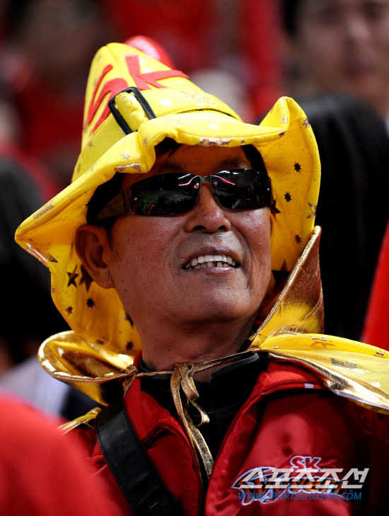 
	2010.10.15/

15�� ��õ���� ������ ���ξ߱� �ѱ��ø��� 1���� �Ｚ-SK ���, SK�� �����ϴ� �ҵ�

����=������ ���� songs@sportschosun.com


