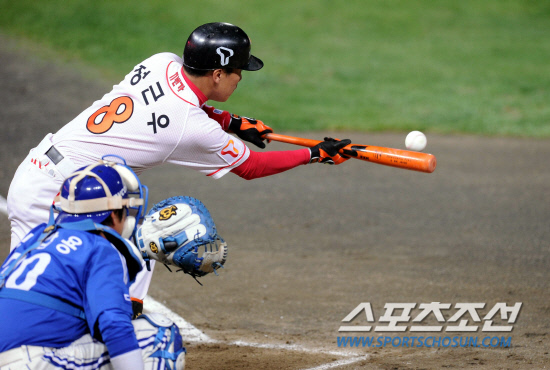 
	15�� ��õ ���б��忡�� ���� SK�� �Ｚ�� �ѱ��ø��� 1���� SK 3ȸ�� ���� ���� 2�翡�� ���ٿ찡 ��� ��Ʈ�� ���� ��Ű�� �ִ�.

��õ=������ ����rainmaker@sportschosun.com


