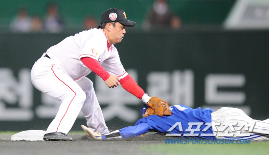 
	2010.10.15/

15�� ��õ���� ������ ���ξ߱� �ѱ��ø��� 1���� �Ｚ-SK ���, �Ｚ 4�� 1�� 1�� ������ Ÿ���� 1������ ������ 2�� ���縦 �õ������� SK ����ȯ

���ݼ����� �±� �ƿ��ǰ� �ִ�.

����=������ ���� songs@sportschosun.com


