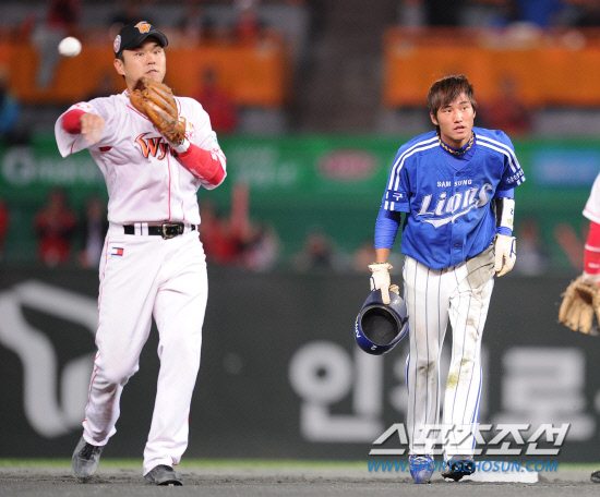 
	2010.10.15/

15�� ��õ���� ������ ���ξ߱� �ѱ��ø��� 1���� �Ｚ-SK ���, �Ｚ 4�� 1�� 1�� ������ Ÿ���� 1������ ������ 2�� ���縦 �õ������� SK ����ȯ

���ݼ����� �±� �ƿ��ǰ� �ִ�. ��Ż�� ǥ���� ����.

����=������ ���� songs@sportschosun.com


