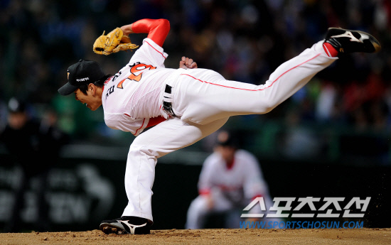 
	2010,10,15

KS1 ���� SK-�Ｚ

15�� ��õ ���б��忡�� ������ SK�� �Ｚ�� �ѱ��ø��� 1�������� SK �������� �豤���� �Ｚ �������� ���� ���ִ� ��Ī�� �ϰ� �ִ�.�豤���� 6Ÿ�� ���� �����̶�� �ѱ��ø��� ù ����� ������.

��õ=������ ���� basser@sportschosun.com


