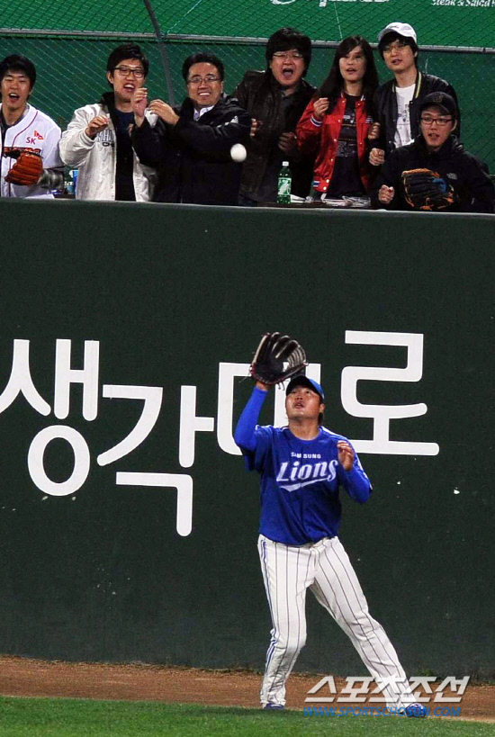 
	15�� ��õ ���б��忡�� ���� SK�� �Ｚ�� �ѱ��ø��� 1���� SK 3ȸ�� ���� 1�� 1,3�翡�� �����̰� SK �������� ŭ������ Ÿ���� �潺 �տ��� ��Ƴ��� �ִ�. 

��õ=������ ����rainmaker@sportschosun.com


