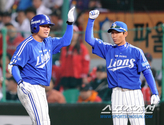 
	2010.10.15/

�Ｚ �����̰� 15�� ��õ���� ������ ���ξ߱� �ѱ��ø��� 1���� �Ｚ-SK ��� 5ȸ�� 2�� 3�翡�� SK �豤���� ���� ���� 1Ÿ�� ����Ÿ�� ġ�� 1�翡�� ����� ��ġ�� �������̺긦 ������ �ִ�.  

����=������ ���� songs@sportschosun.com


